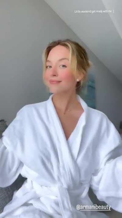 Sydney doing her makeup on her IG story | November 2023