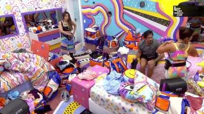 Maria pagando Peitinho - 1280p HD