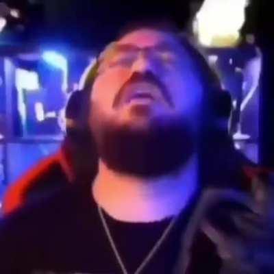 Şimdi Ahmet abi milletvekili olucak biri bunu mecliste açsa veya konusunu getirse nasıl bir cevap vericek bunu dalga geçmek için söylemiyorum bende istiyorum milletvekili olmasını ama siktir edilcek bir konu değil