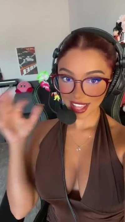 Incroyable ses gros seins dans cette robe😍🥵