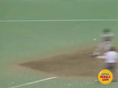 [Highlight] Mattingly, who was a left-handed thrower with over 1,600 games at 1B, started two games at 3B during a series in August 1986 against the Mariners, when Mike Pagliarulo was injured.