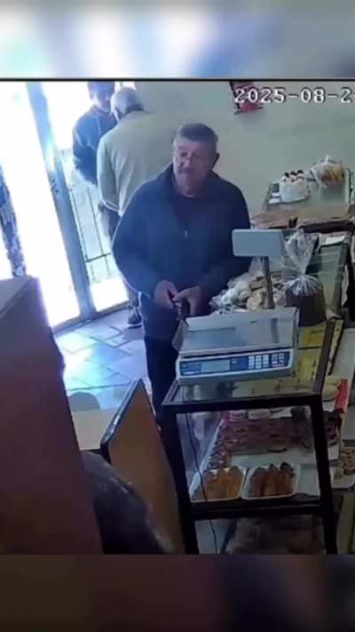 Abuelo se robó una torta de la panadería Rey de Reyes en Gualeguaychú - Entre Ríos.