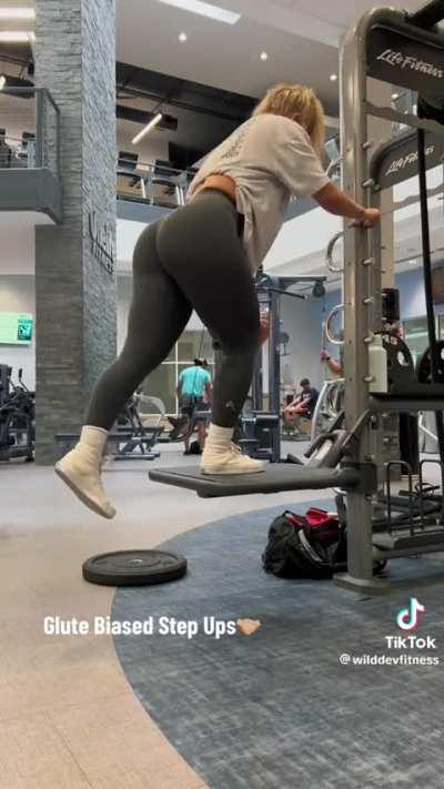 wilddevfitness working the glutes