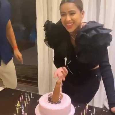 Nia Sharma 😍 💦