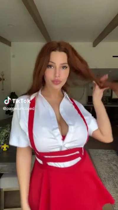 Yay for cleavage!!🍈🍈