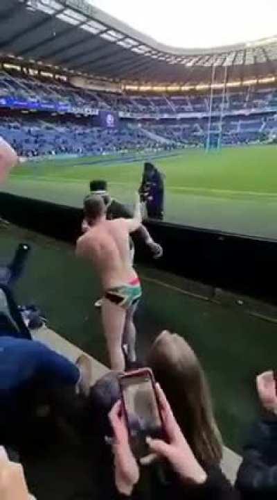Siya Kolisi signing the ass of a fan