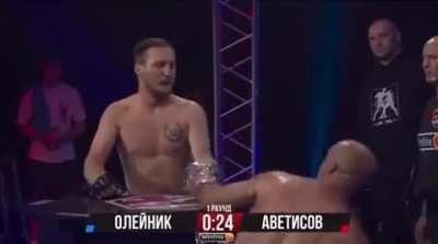 I've seen it all now-One handed Fighting