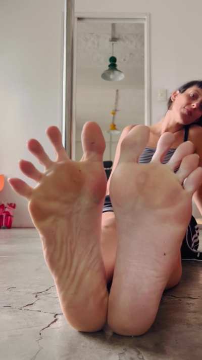I imagine putting the soles of my feet on your face and forcing you to suck my toes one by one... do you like that?