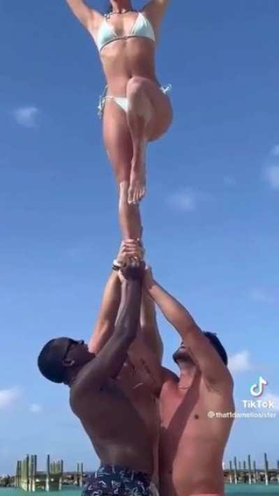 Charli Damelio at the beach (what an awesome piece of footage)