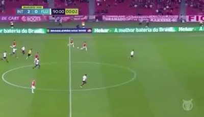 O juiz fazendo a recomposição defensiva mais rápido do que o Felipe Melo