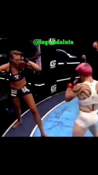 Pelas fotos já parecia um absurdo. Pelo vídeo, podemos ver que vivemos no Clown world total