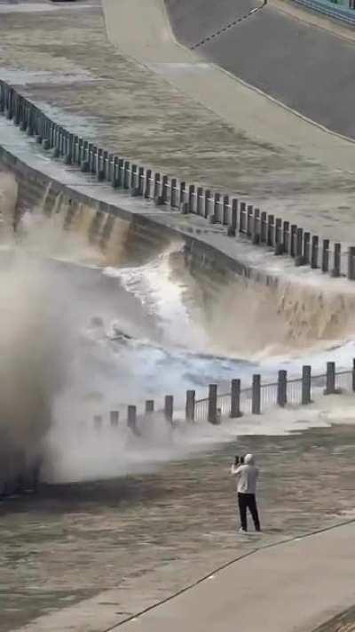 Murky waves... I wouldn't be standing there taking pics though lol