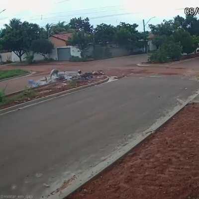 Dias desses, numa esquina brasileira...