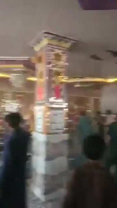 Islamist mob destroying Hindu temple in Pakistan