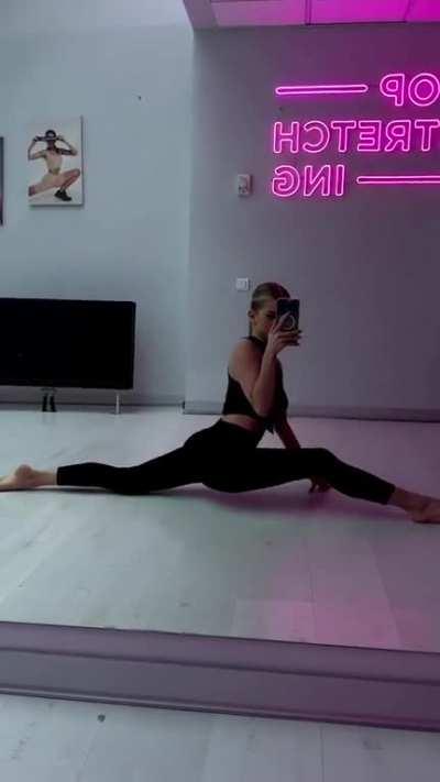 Alla Bruletova doing a split