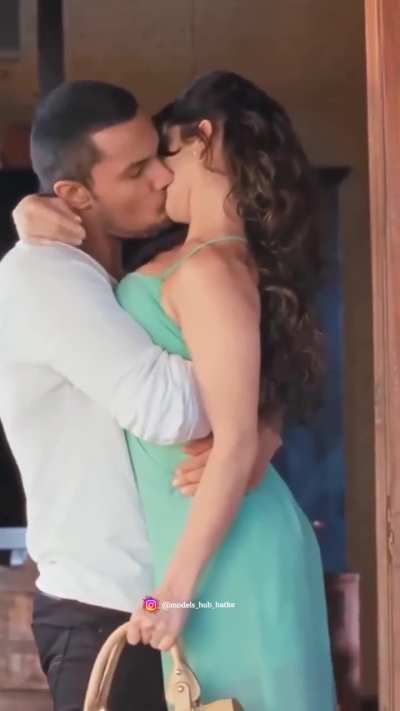 Sunny Leone kissing Randeep Hooda
