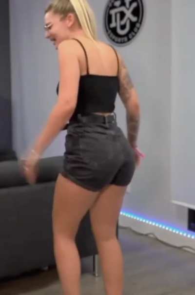 Debería mover más ese culo 🥵🔥