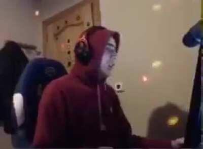 Tiranosaurio sufriendo en sus últimos segundo de vida