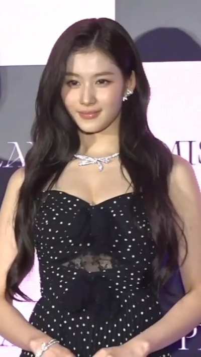 260207 Sana is gorgeous 🔥