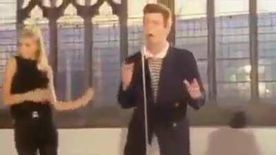 Musica por favor [(a primeira :) ]