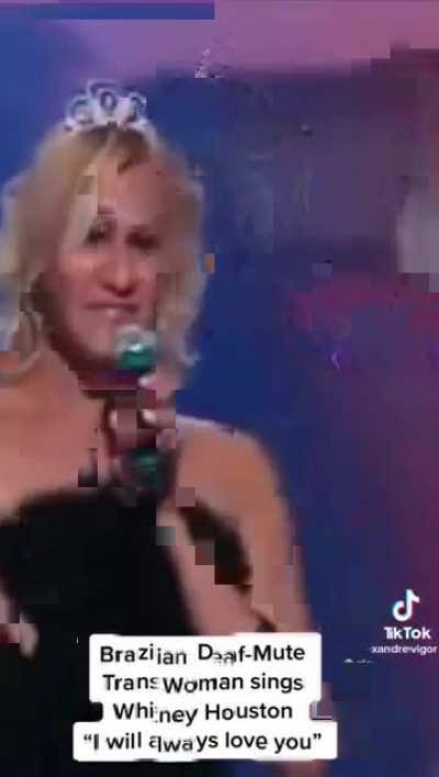 Brazilian deaf-mute trans woman sings Whiteny Houston's 