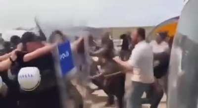 Ankara'da denetim yapılmasına izin vermeyen kurban satıcıları ile polis arasında arbede yaşandı.