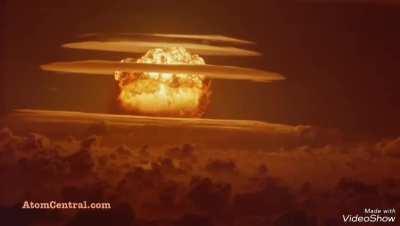 İstanbul'un ortasına d&uuml;şen bir n&uuml;kleer f&uuml;ze başlığı ile gidecek en g&uuml;zel şarkıyı yazın.