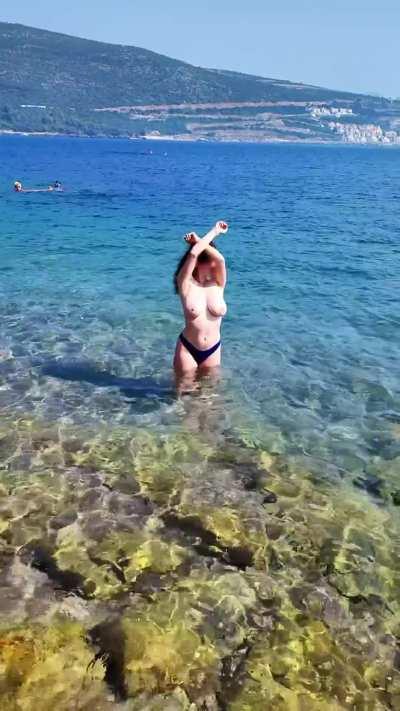 Snorkelers disrupted my beach shoot, kept filming anyways