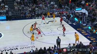 [Highlight] Donovan Mitchell loses Reddish with a step back crossover