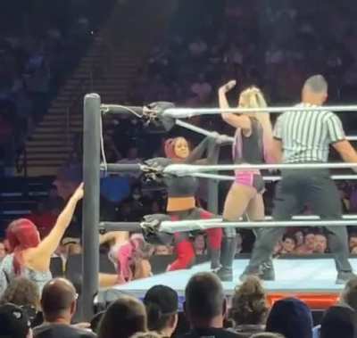 Bayley saw her Goddess Alexa trampling Dakota Kai and got jealous lol 🤣