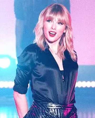 Would love for some bi buds to feed me celebs like Taylor swift as I work a load out on cam.