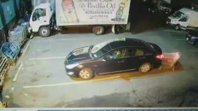 Experienced thief distracts shopper in Hanyang Supermarket on Northern Blvd, Flushing to steal belongings in vehicle. Read comment.