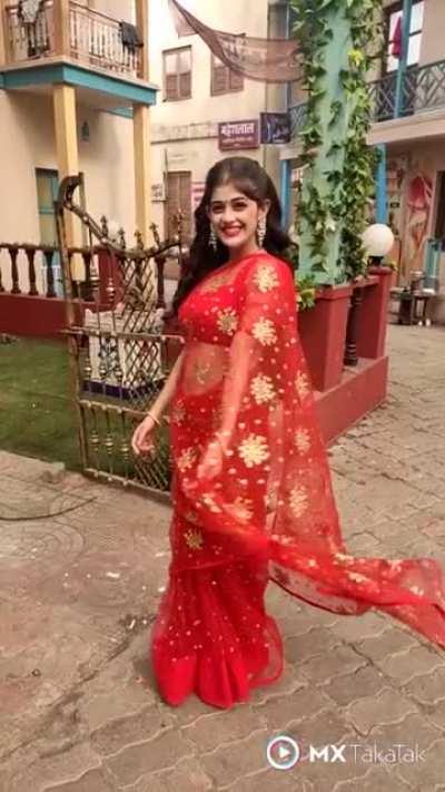 You can finally see her navel here. But it's not too much😭