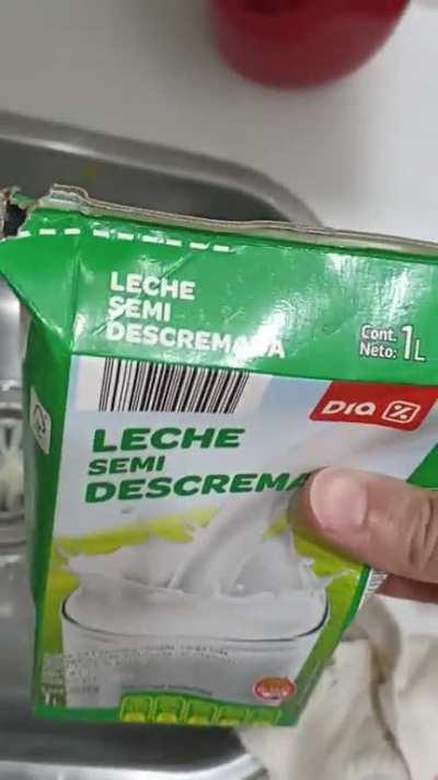 Compre una leche descremada en el dia%, me estaba por hacer un flancito y...