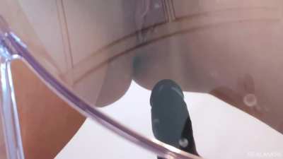 Sieht so die ideale weiße Beziehung aus? Chastity für ihn und Dildo für sie ❤️