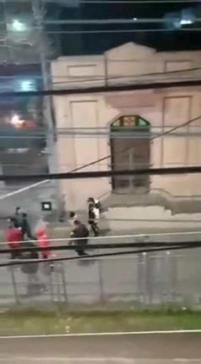 Hincha de Boca corre a hinchas chilenos por la calle...