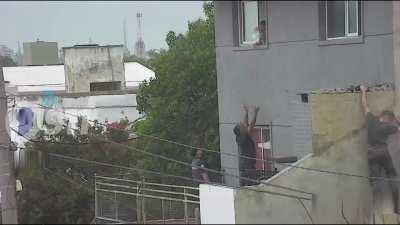 Rescataron a un nene que caminaba por la cornisa de un edificio