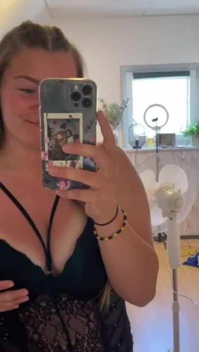 Focus on me baby, coz you’re not allowed to cum until I say so.