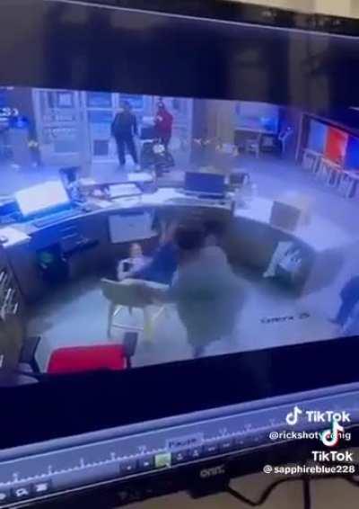 Aggressive Karen tried to come around the desk and get physical. It didn't go well for her.