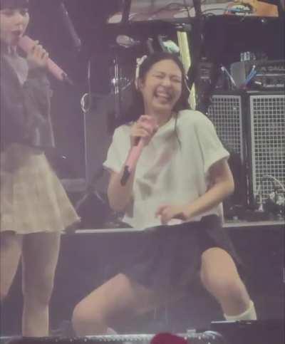 Let’s talk about getting horny and bi at a blackpink concert dm