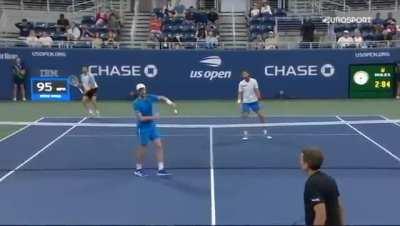 Things you love to see it: Jamie Murray stops play and admit he touch the ball during the point, great sportsmanship!