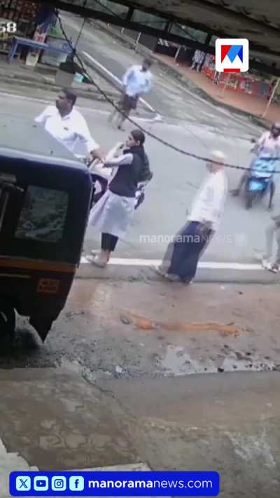 കോഴിക്കോട് ഓമശേരി-മുടൂരില്‍ അമിത വേഗത്തിലെത്തിയ ബൈക്ക് സ്‌കൂട്ടർ യാത്രക്കാരിയായ വിദ്യാർഥിനിയെ ഇടിച്ചു