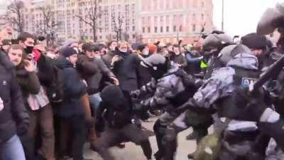 Cómo cuando vas con 3000 weyes a una protesta y eres el único que se avienta a los vergazos