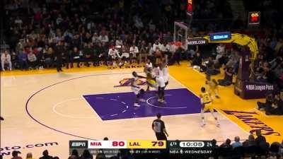 [Highlight] Russell Westbrook attempts the alley oop to Kendrick Nunn for some reason