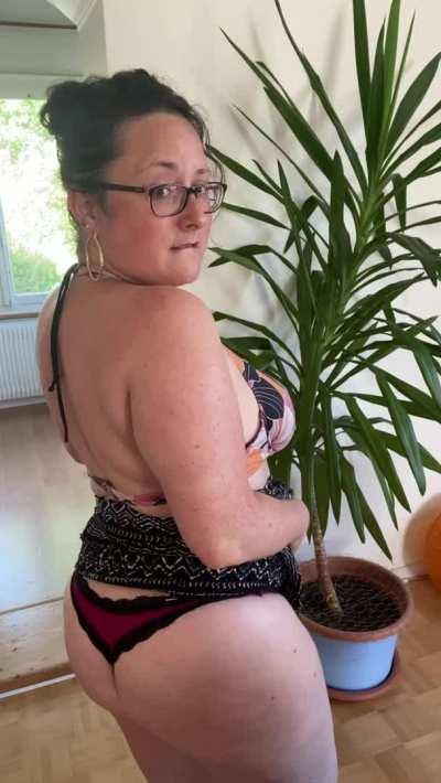 Would you eat my ass from behind if I asked nicely?