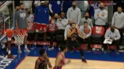 [Highlight] OG drives and dishes out the ball to VanVleet for the late 3 in the clutch