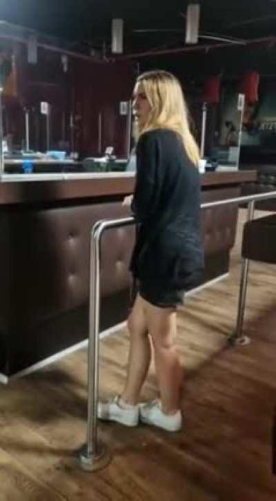 German girl tries to fight a guy and says "your mother fucks you!"