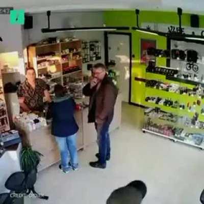 Man convinced thieves to come back later