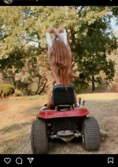 Wait.... is it me or that lawn mower backrest was getting slimmer as it moves away???