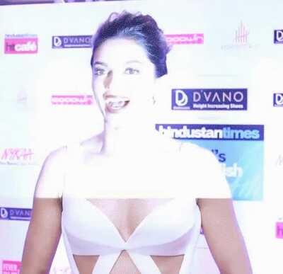 Deepika Padukone Juicy Cleavage Show